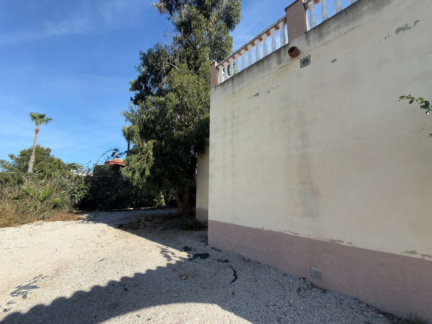 Spacious 4-Bedroom Villa with Pool, Roof Terrace & Garden – Great Potential with Modest Investment