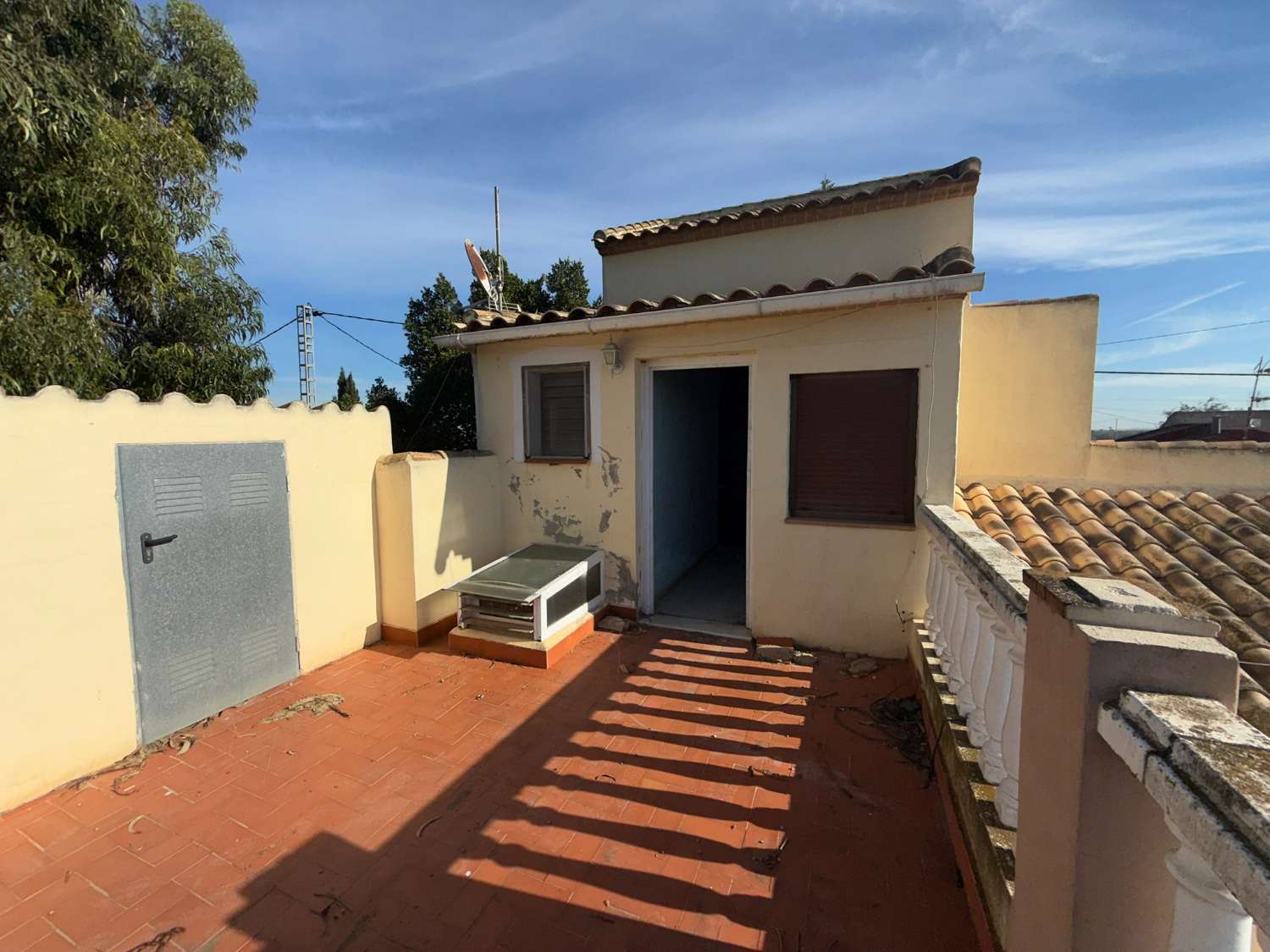 Spacious 4-Bedroom Villa with Pool, Roof Terrace & Garden – Great Potential with Modest Investment