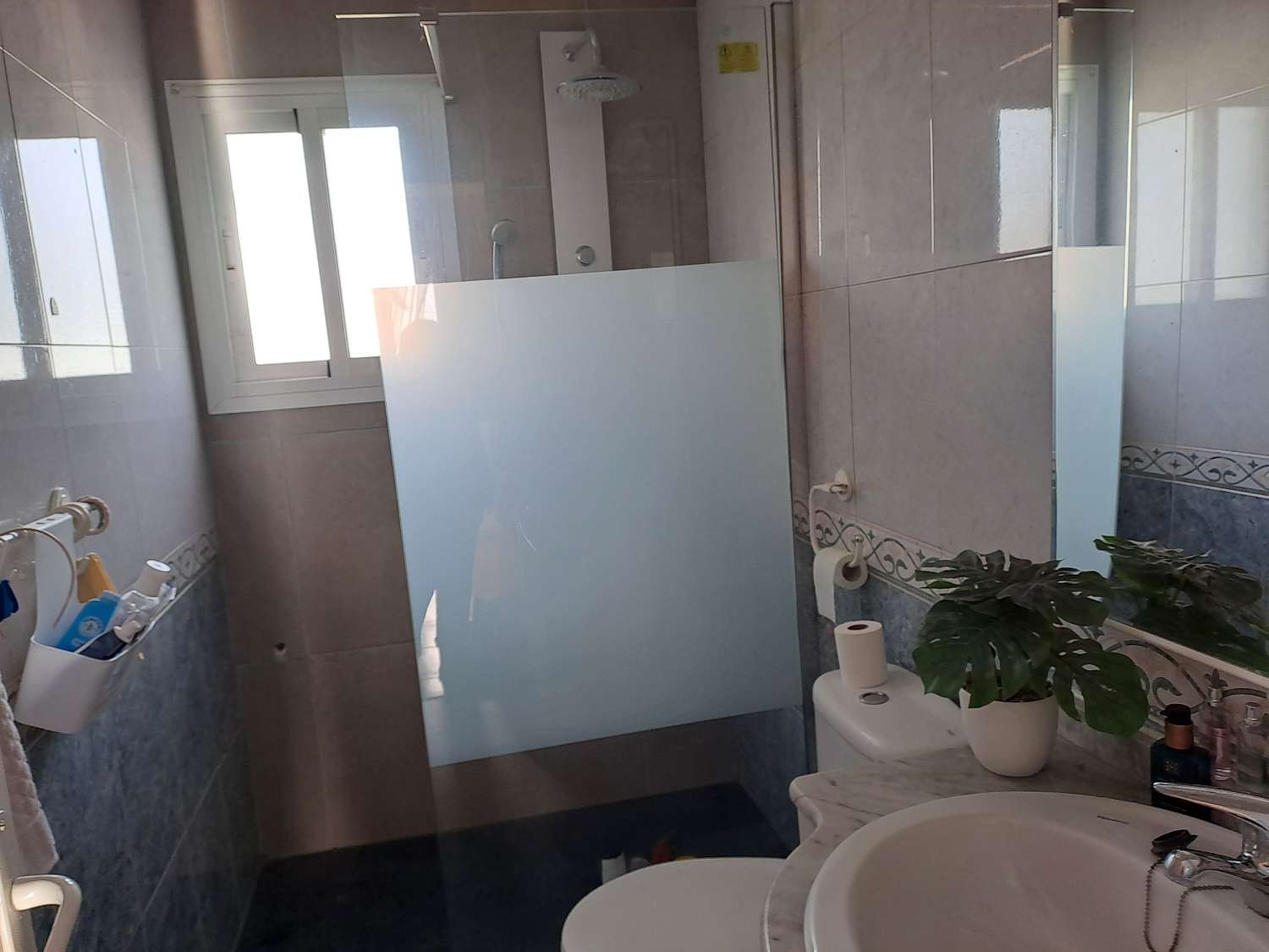 A great 2 bed park home with communal pool