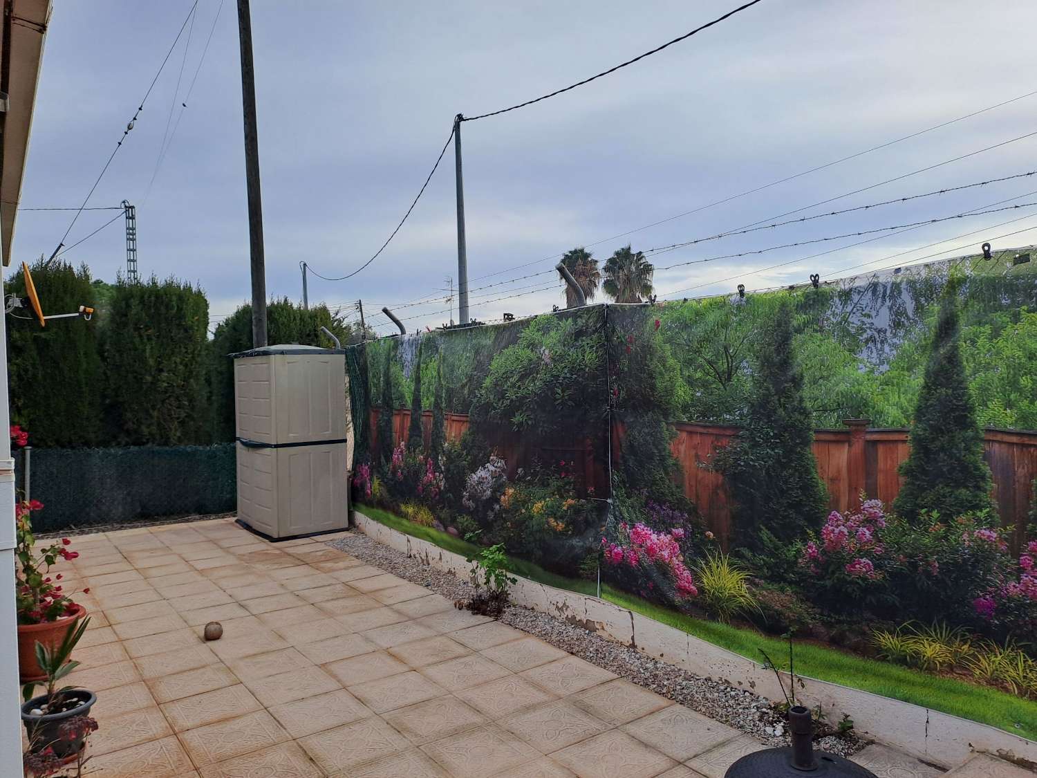 A great 2 bed park home with communal pool