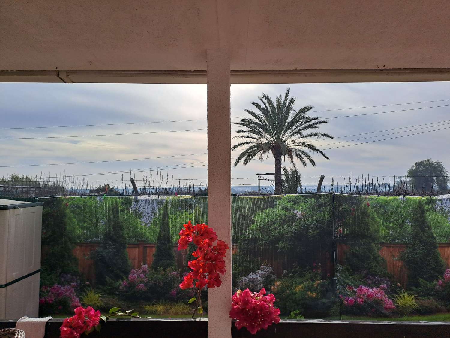 A great 2 bed park home with communal pool