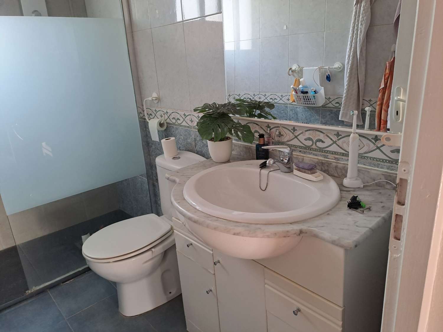 A great 2 bed park home with communal pool