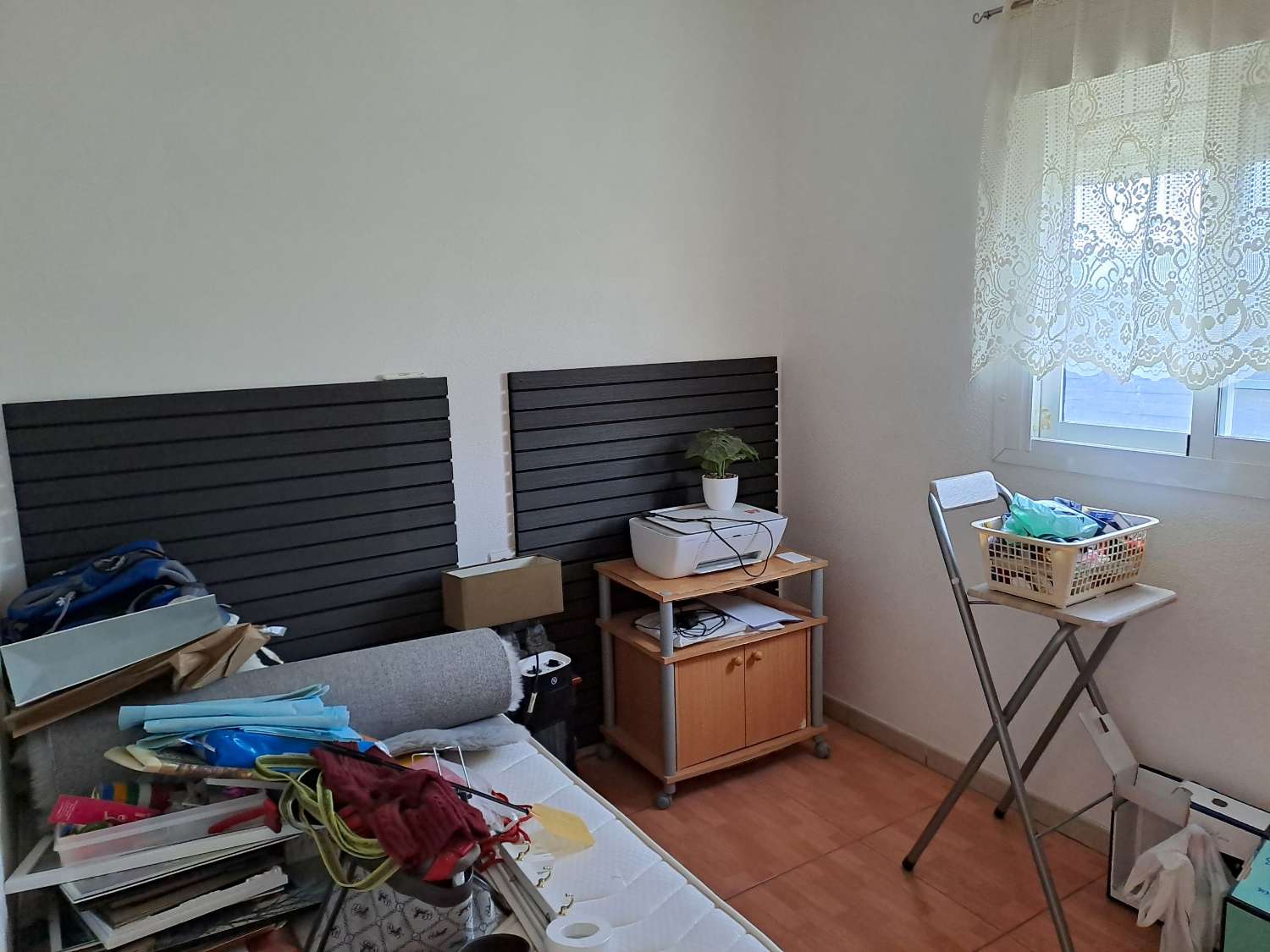 A great 2 bed park home with communal pool