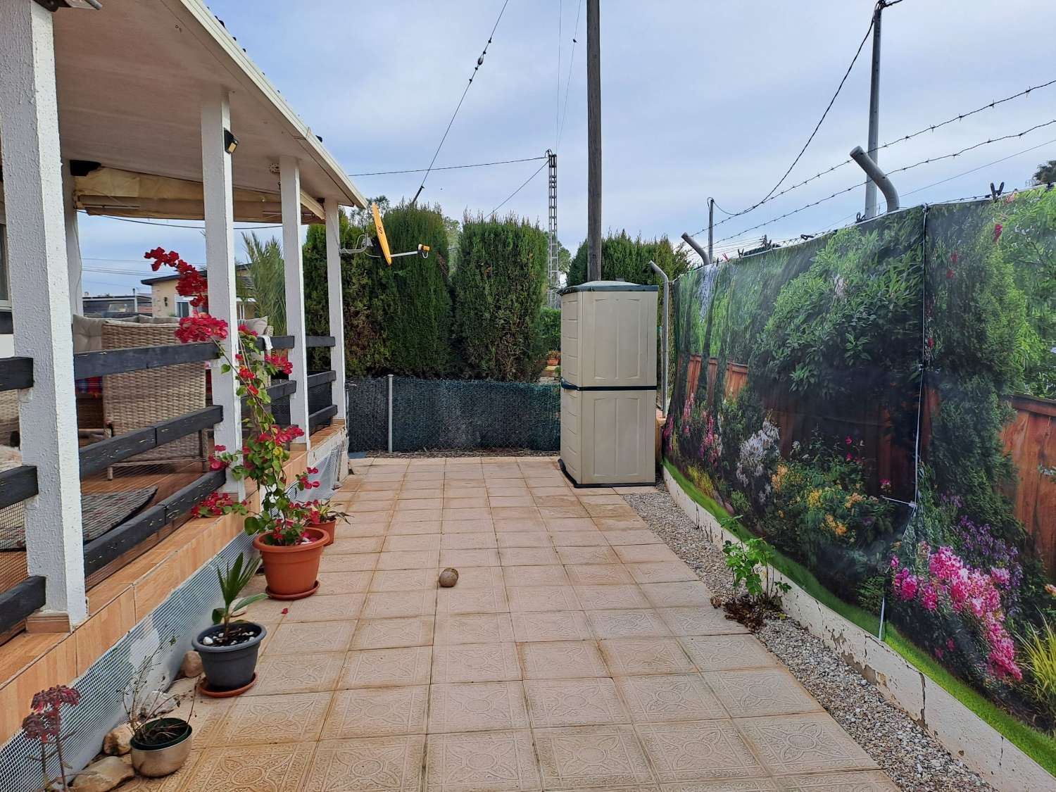 A great 2 bed park home with communal pool