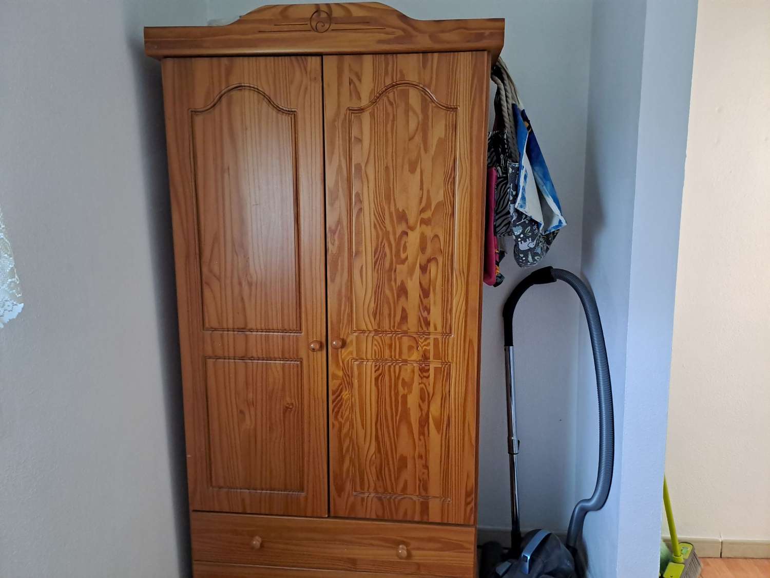 A great 2 bed park home with communal pool