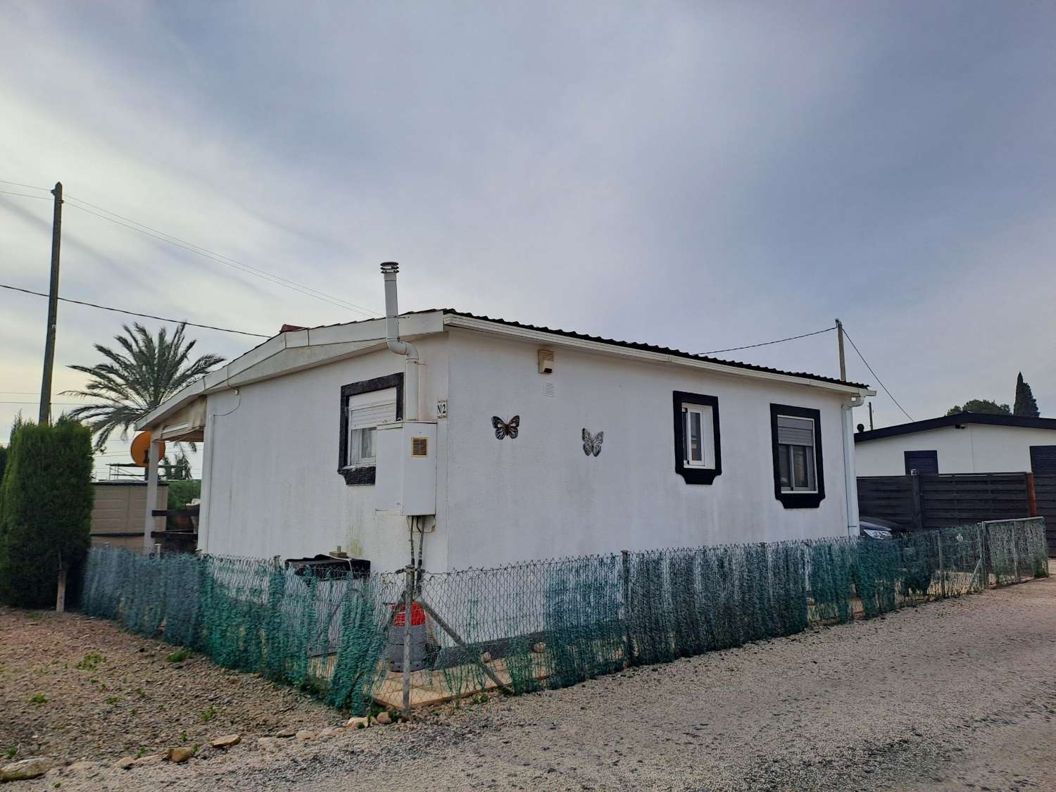 A great 2 bed park home with communal pool