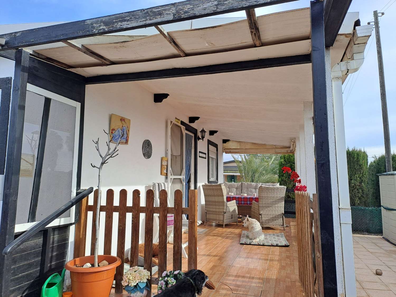 A great 2 bed park home with communal pool