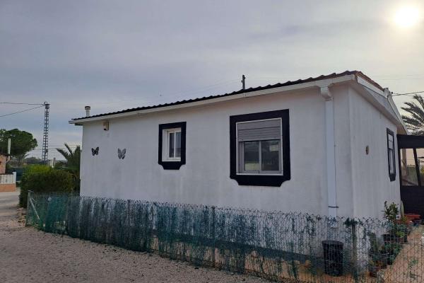 A great 2 bed park home with communal pool