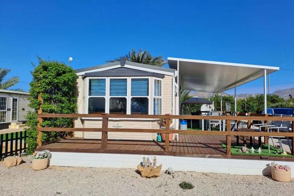A great 2 bed Atlas Super Oakwood with decking and outsi...