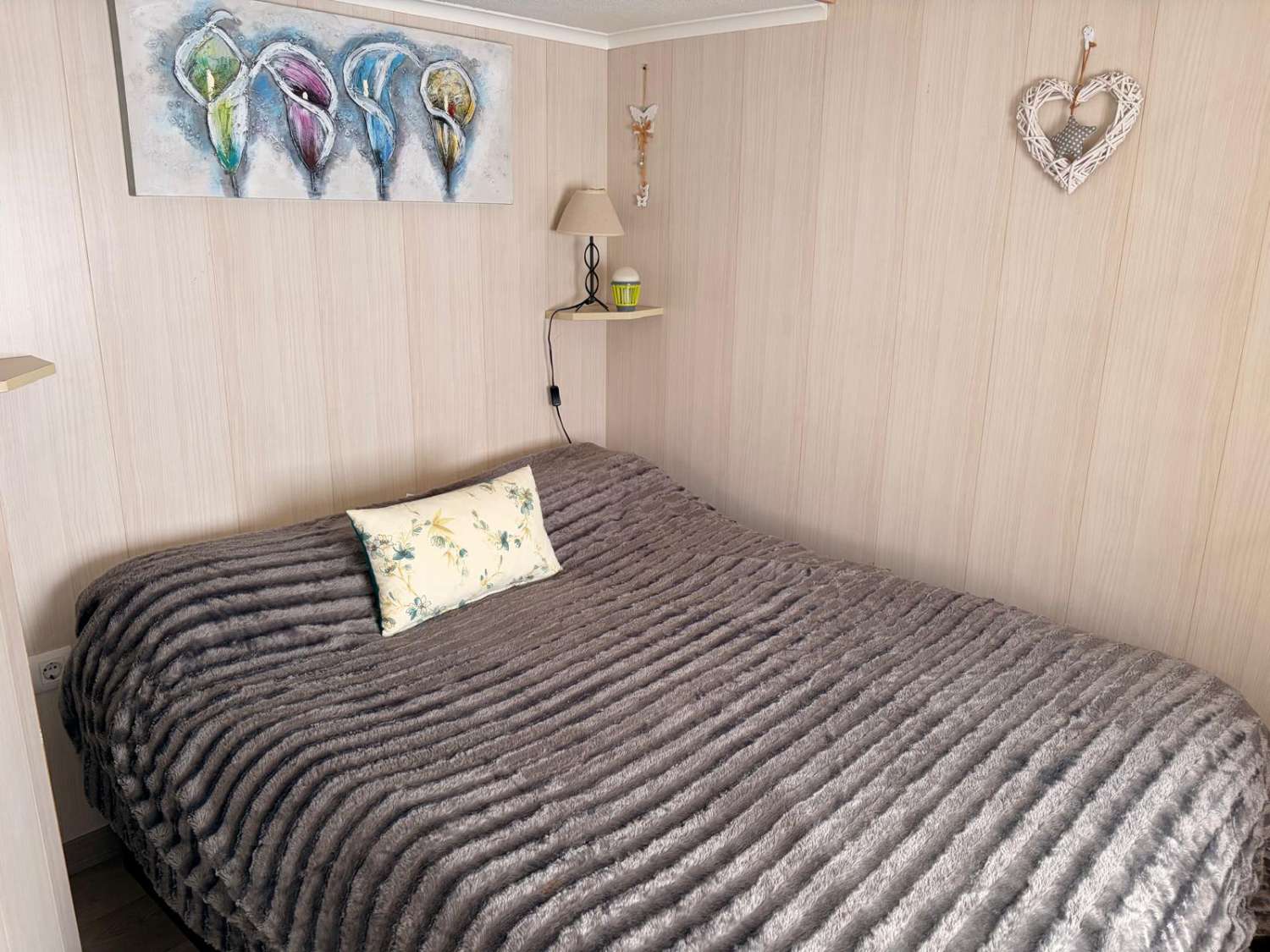 Refurbished 1-Bedroom Mobile Home with Countryside & Sea Views