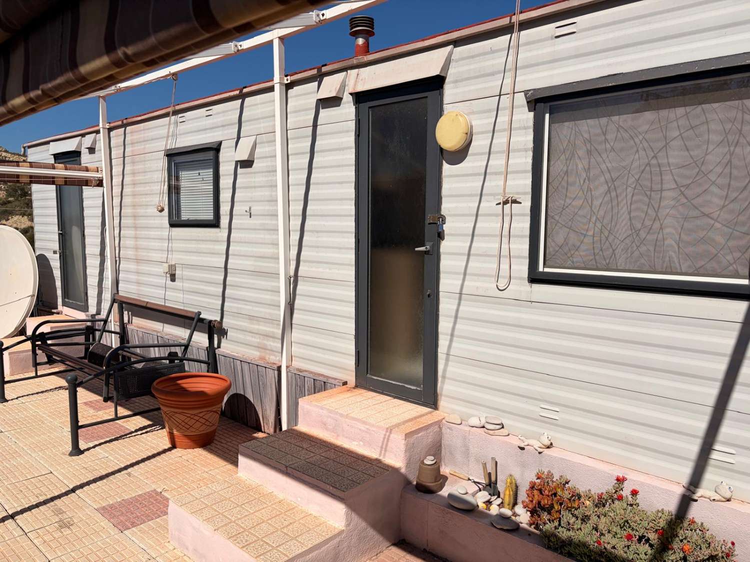 Refurbished 1-Bedroom Mobile Home with Countryside & Sea Views