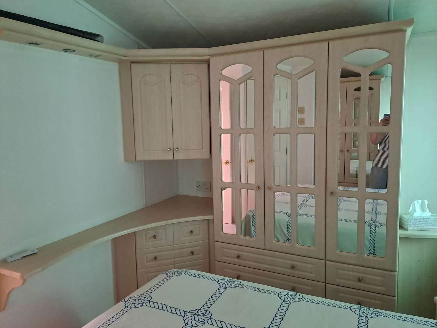 Fantastic Willeby Vogue with communal pool and bar