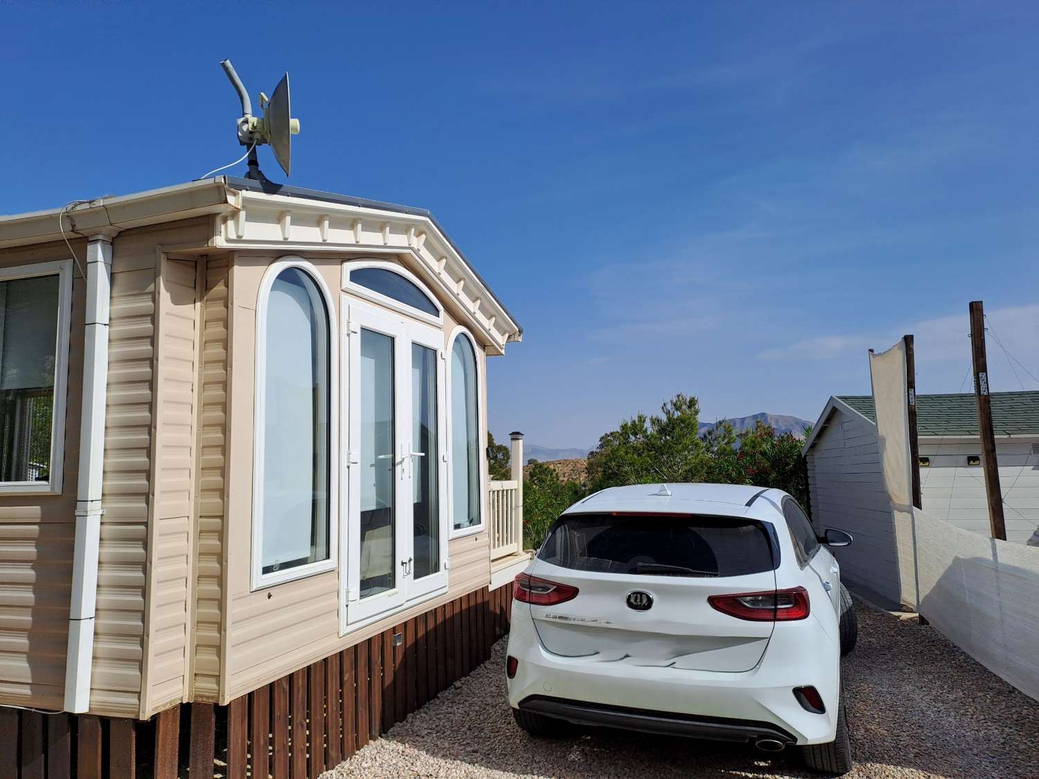 Fantastic Willeby Vogue with communal pool and bar