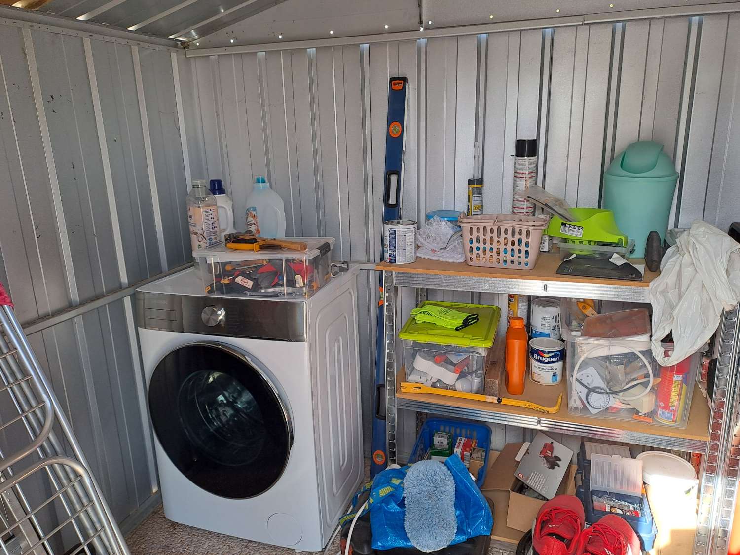 Fantastic Willeby Vogue with communal pool and bar