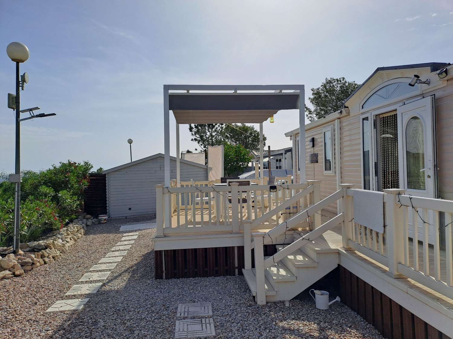 Fantastic Willeby Vogue with communal pool and bar