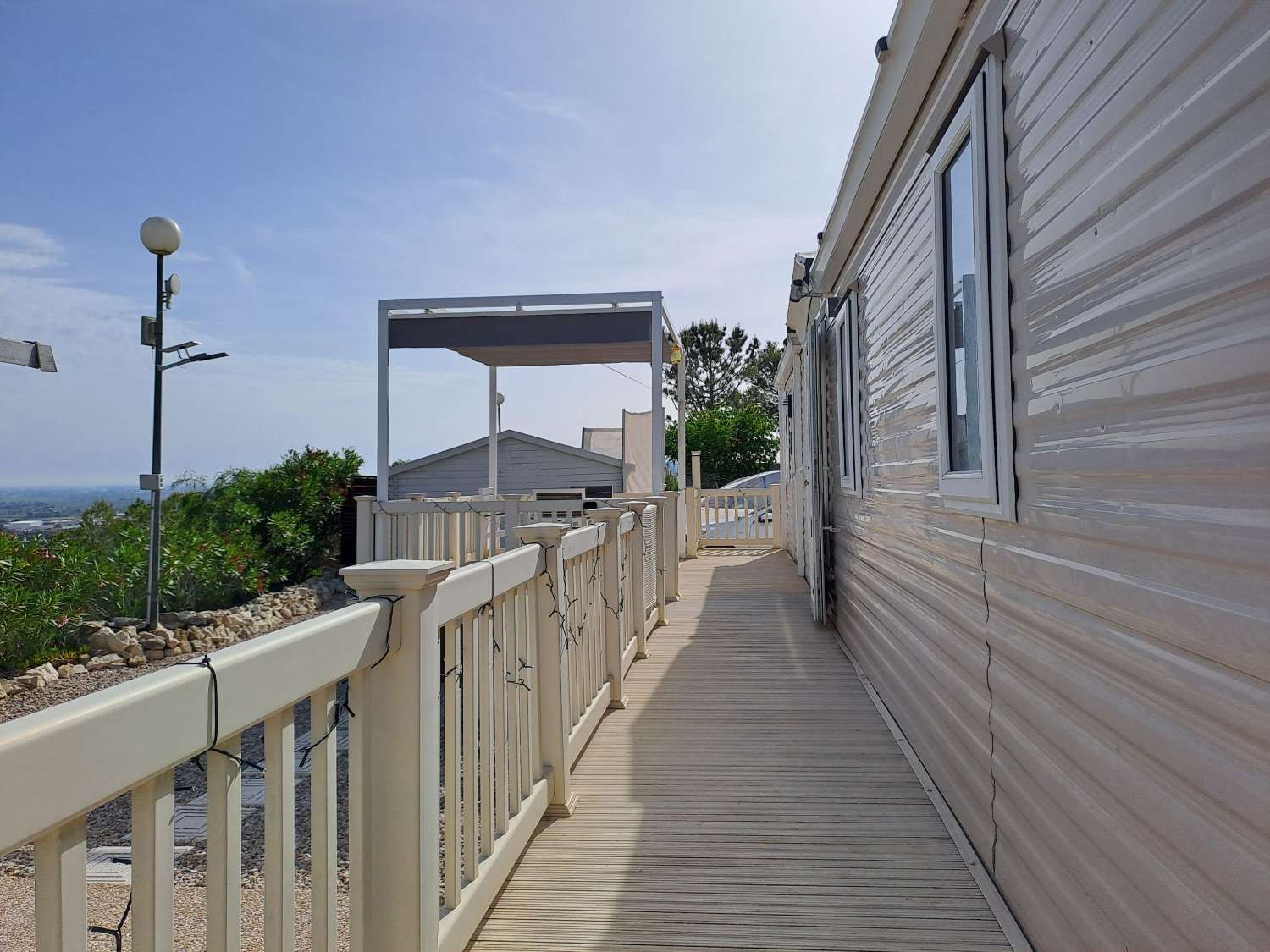 Fantastic Willeby Vogue with communal pool and bar