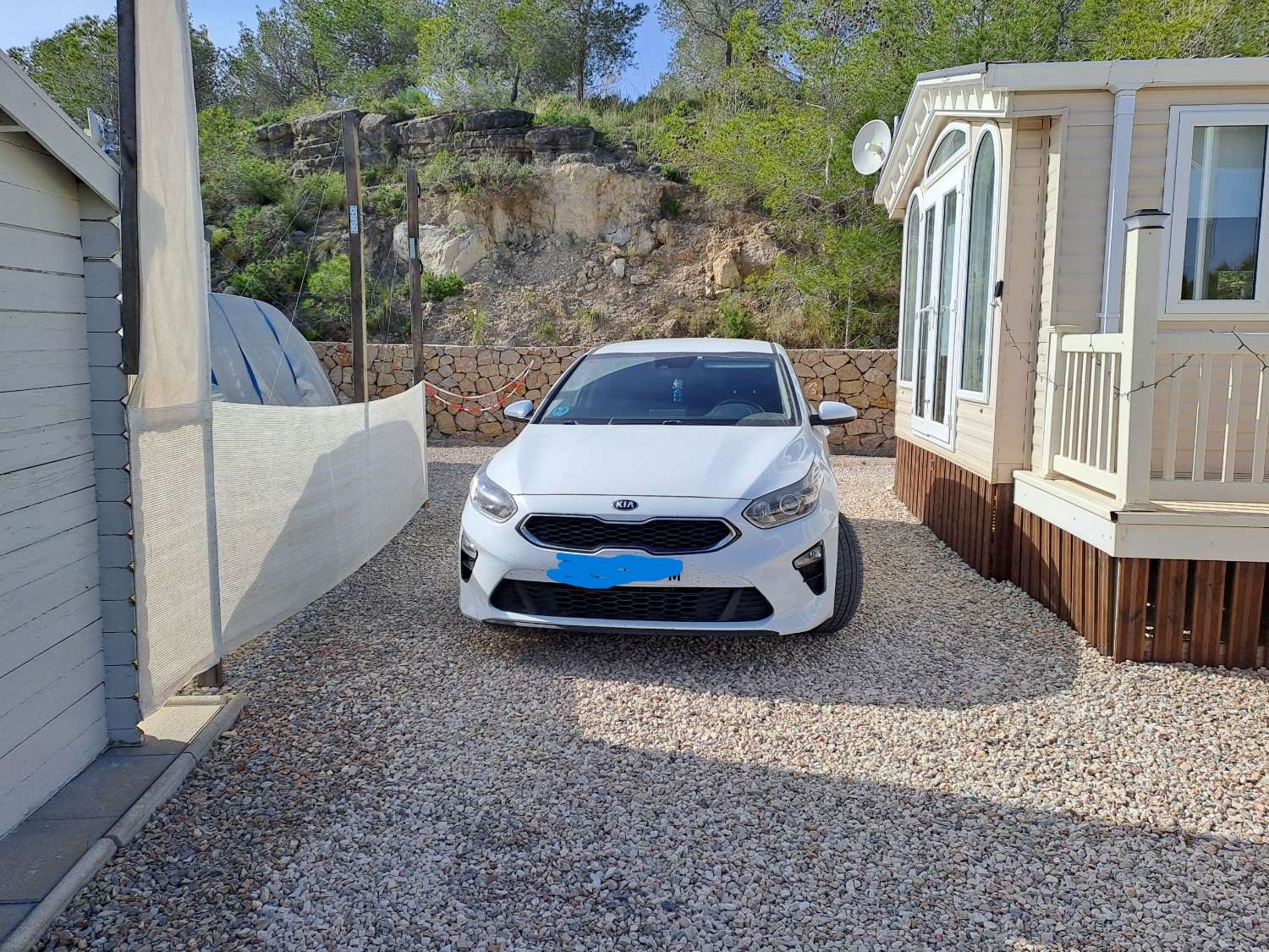 Fantastic Willeby Vogue with communal pool and bar