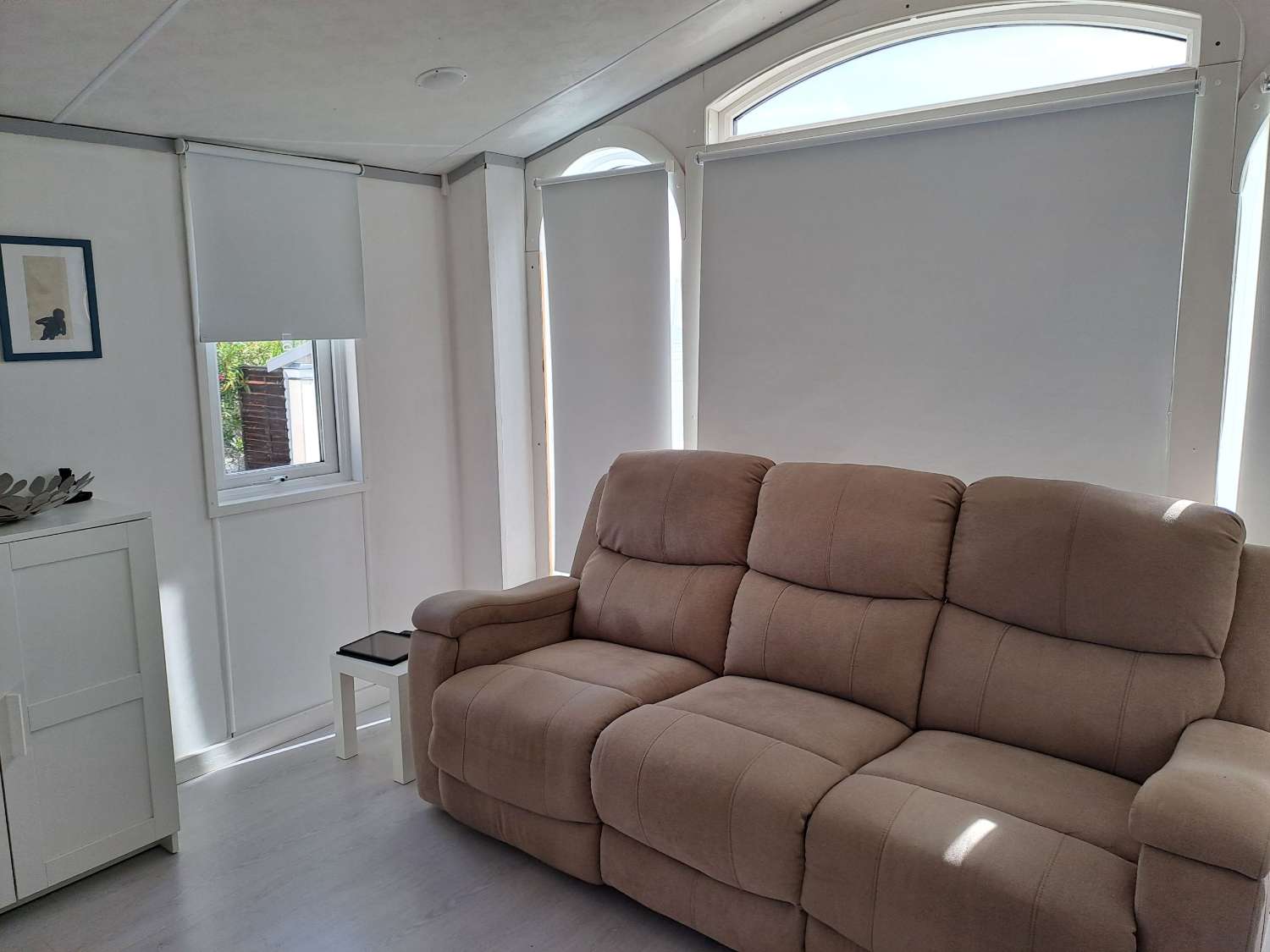 Fantastic Willeby Vogue with communal pool and bar