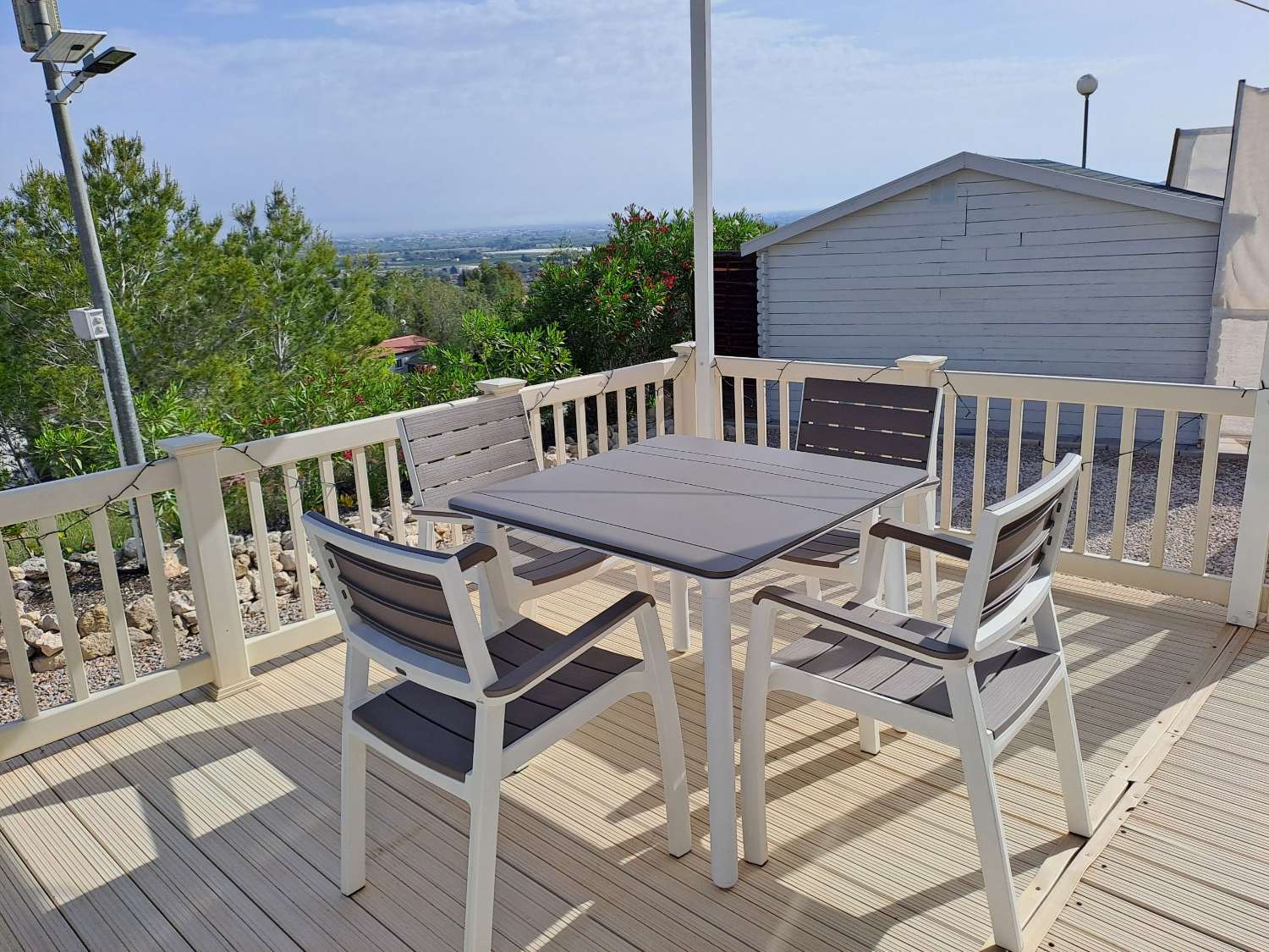 Fantastic Willeby Vogue with communal pool and bar