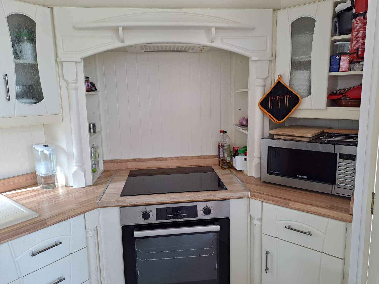 Fantastic Willeby Vogue with communal pool and bar