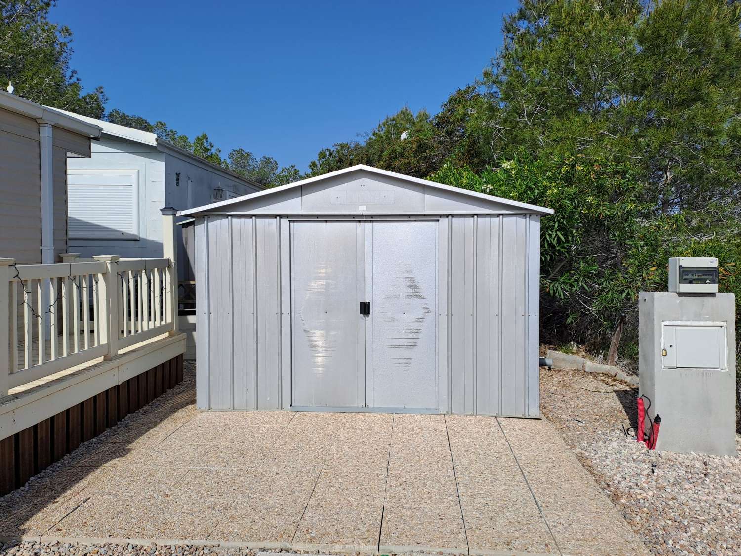 Fantastic Willeby Vogue with communal pool and bar