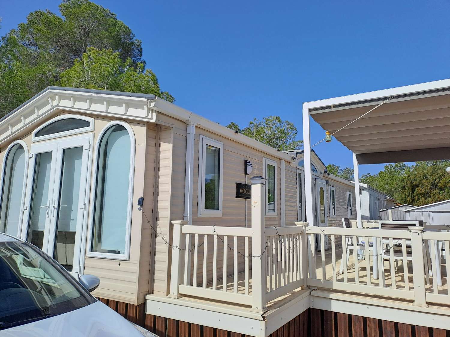 Fantastic Willeby Vogue with communal pool and bar