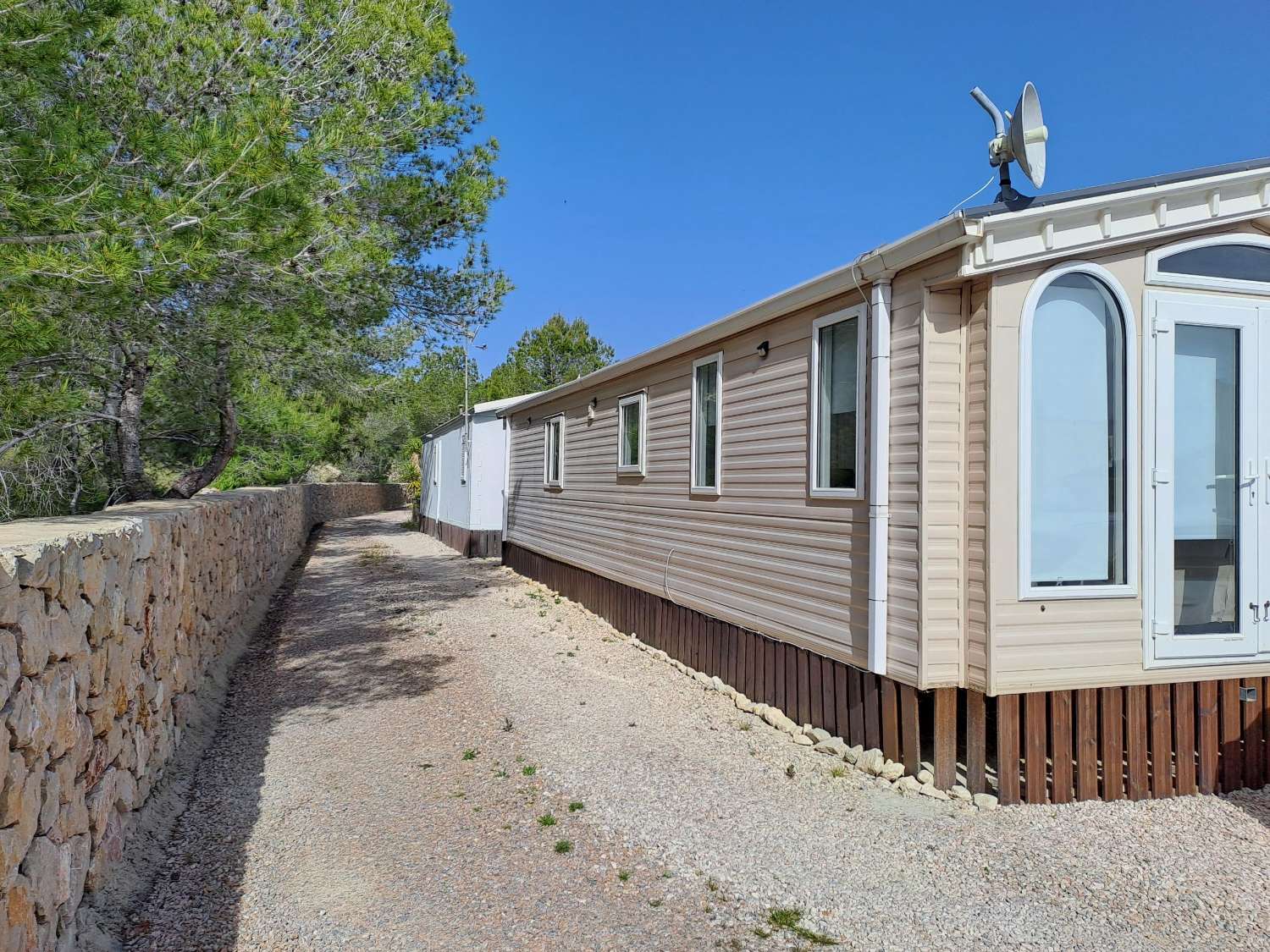 Fantastic Willeby Vogue with communal pool and bar