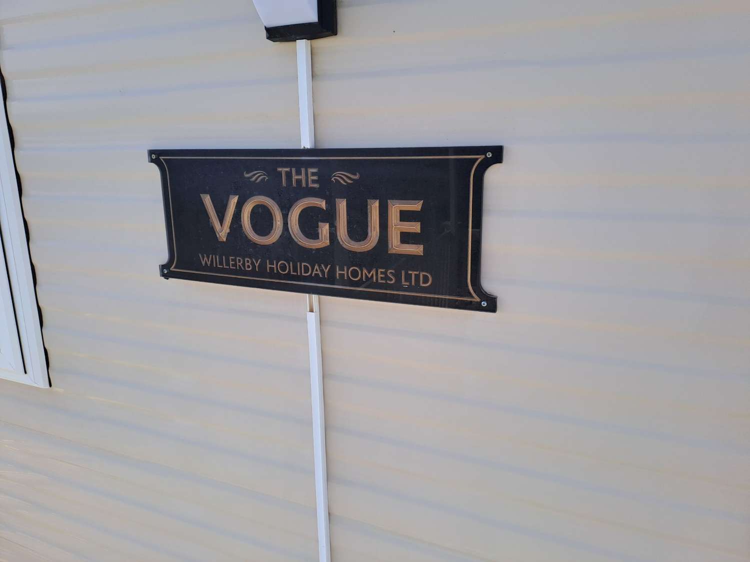 Fantastic Willeby Vogue with communal pool and bar