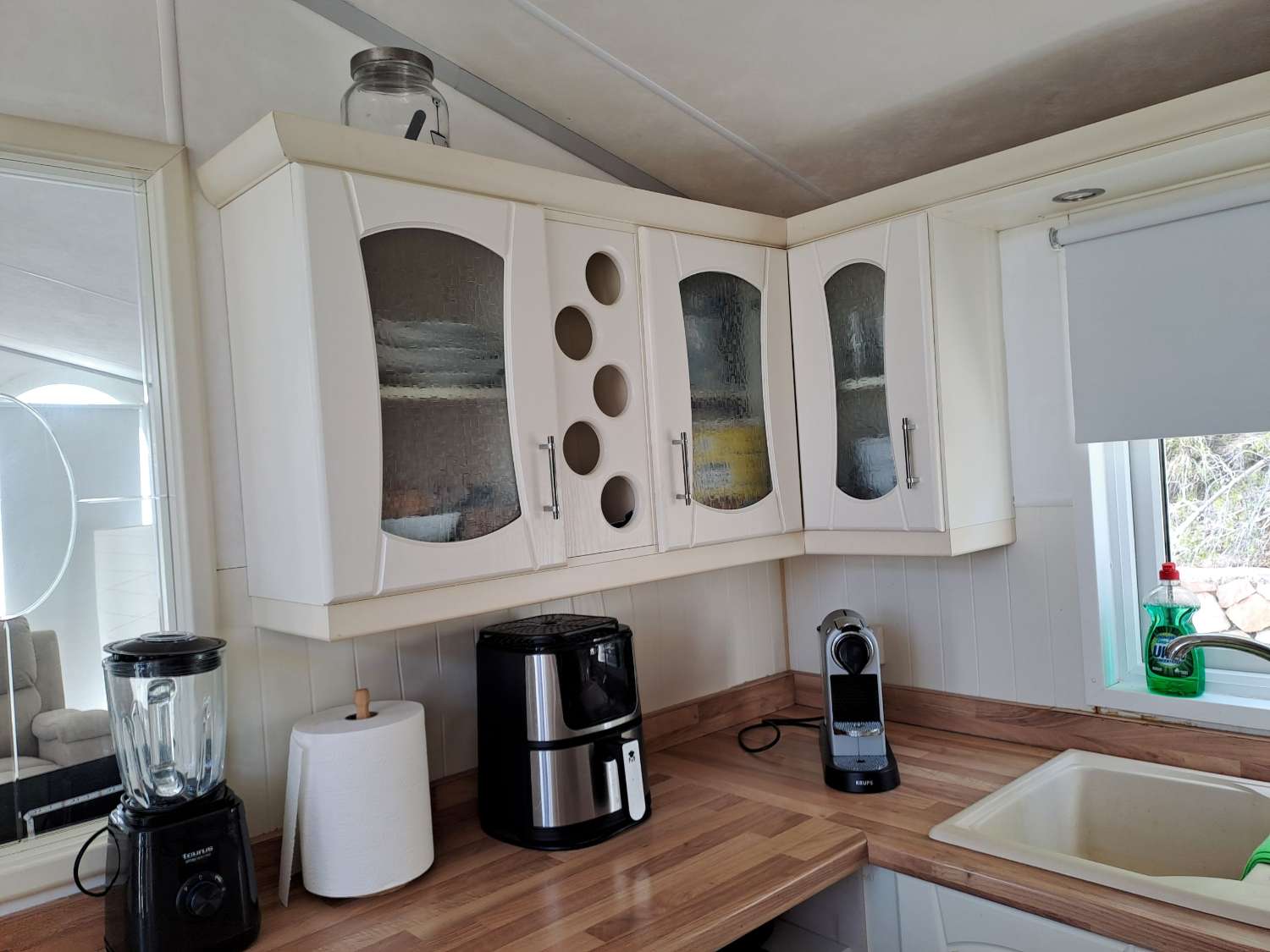 Fantastic Willeby Vogue with communal pool and bar