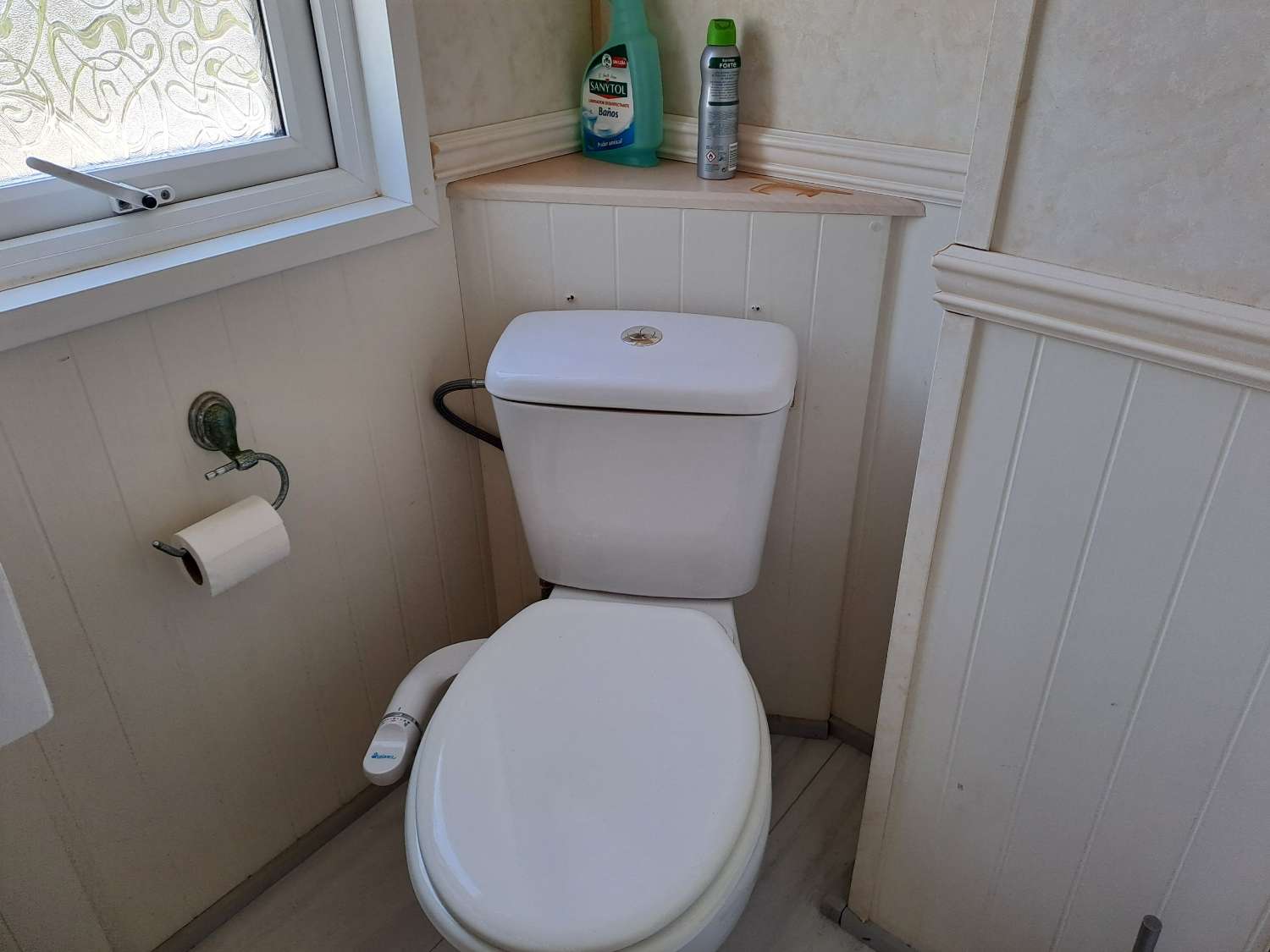 Fantastic Willeby Vogue with communal pool and bar