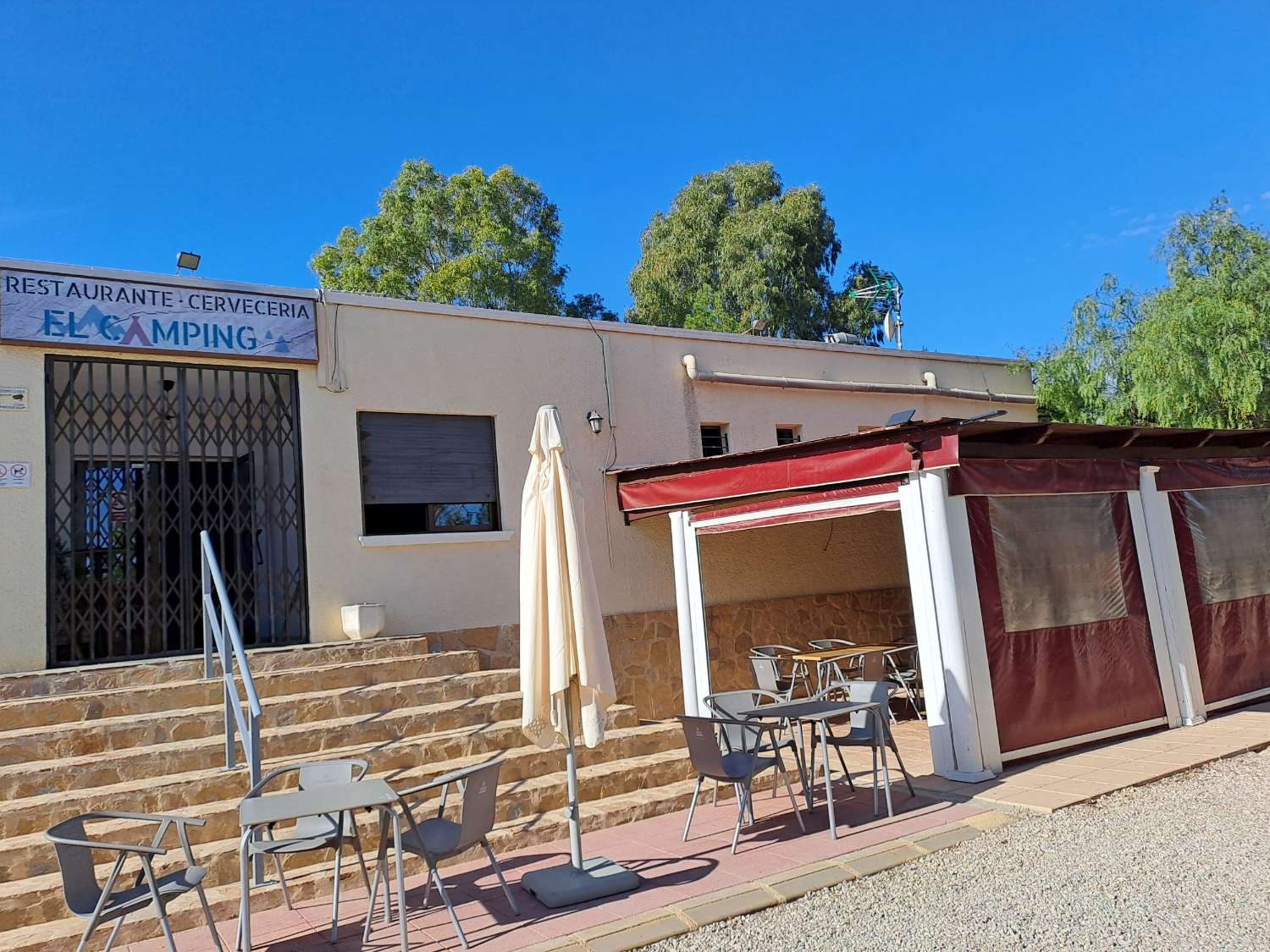 Fantastic Willeby Vogue with communal pool and bar