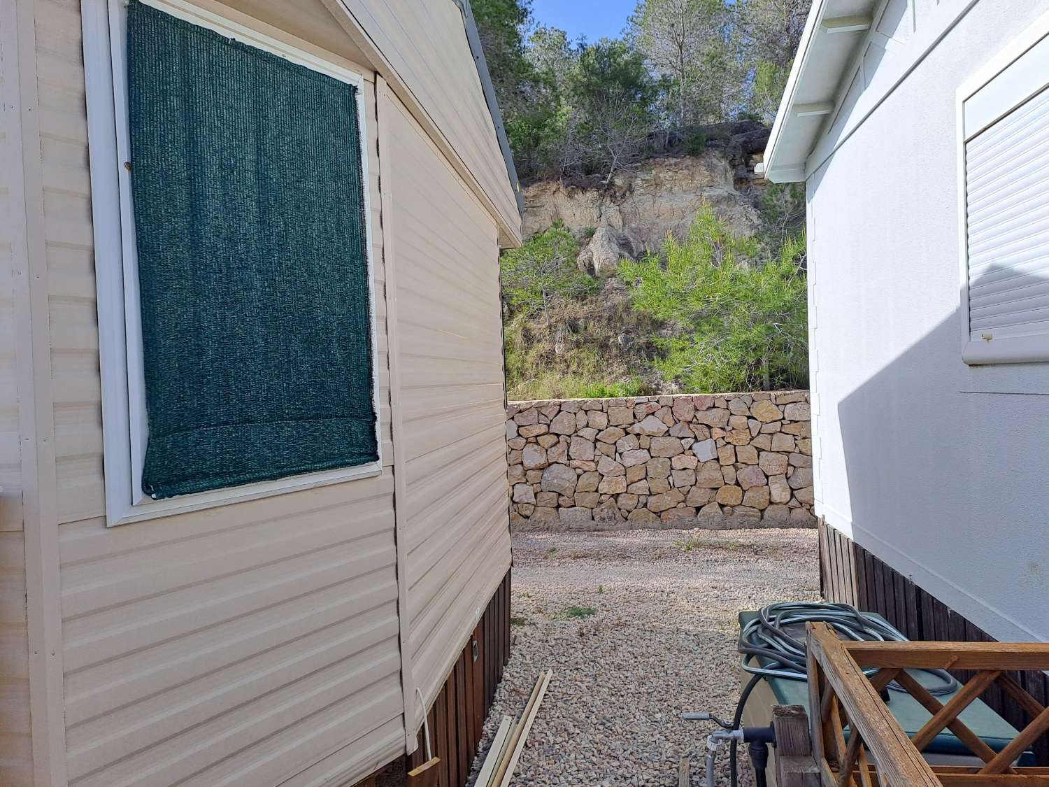 Fantastic Willeby Vogue with communal pool and bar