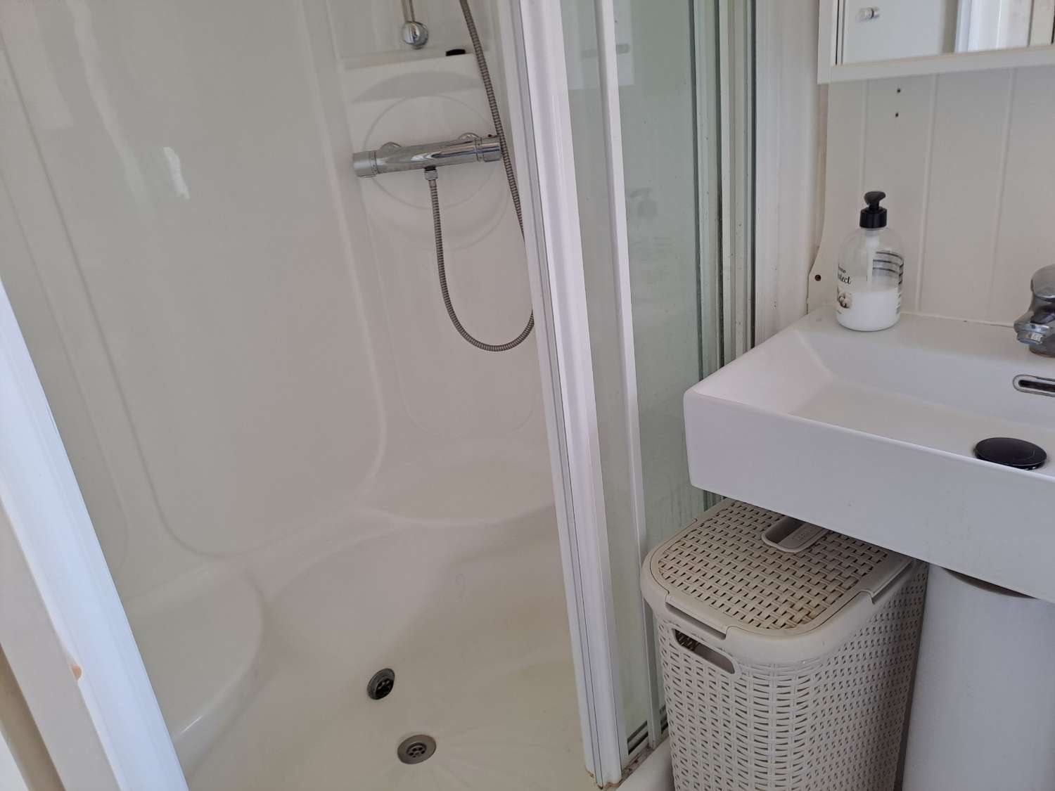 Fantastic Willeby Vogue with communal pool and bar