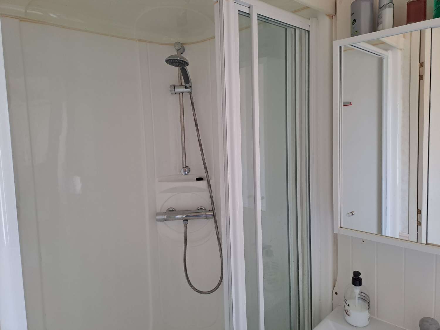 Fantastic Willeby Vogue with communal pool and bar