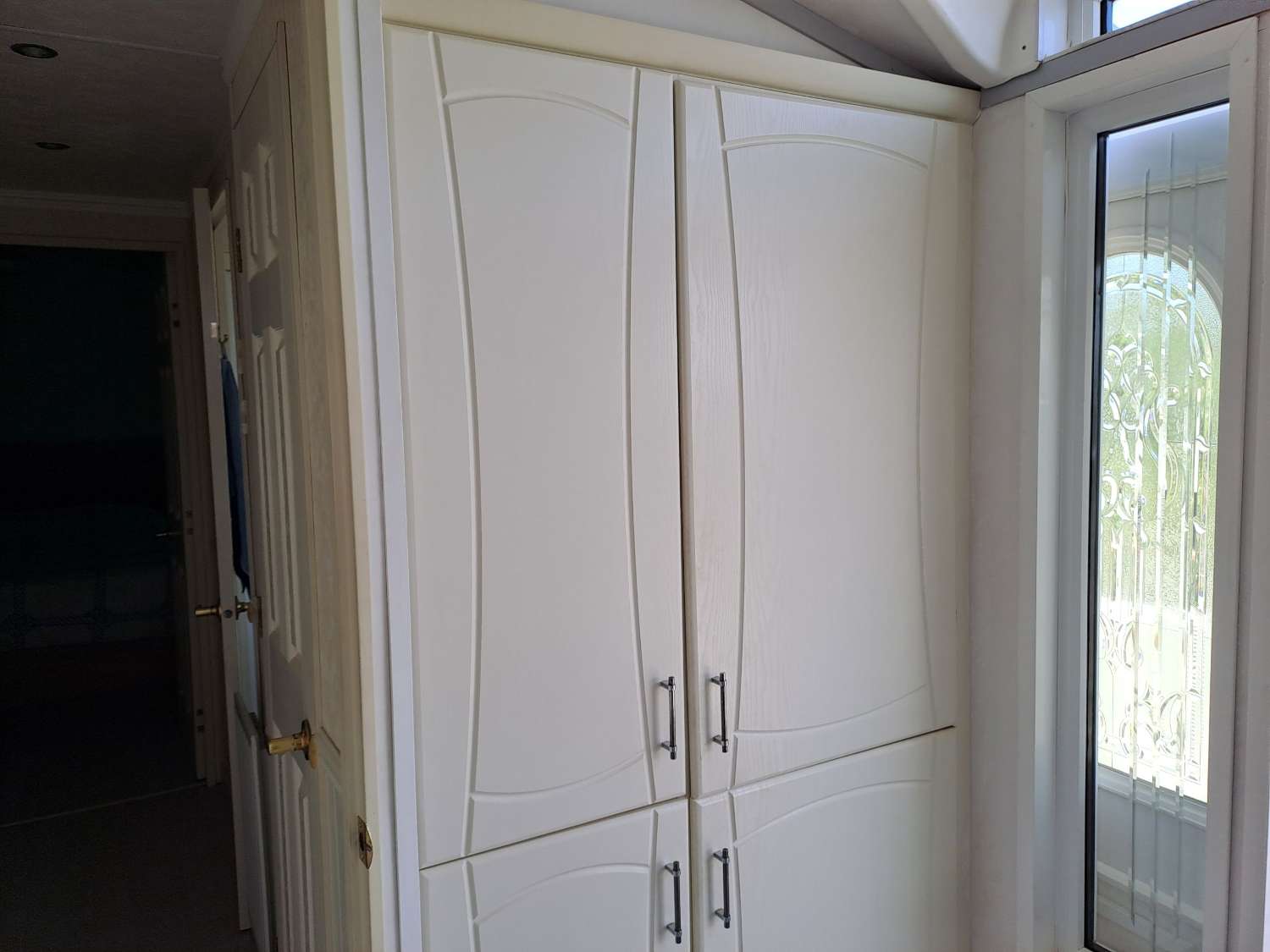 Fantastic Willeby Vogue with communal pool and bar