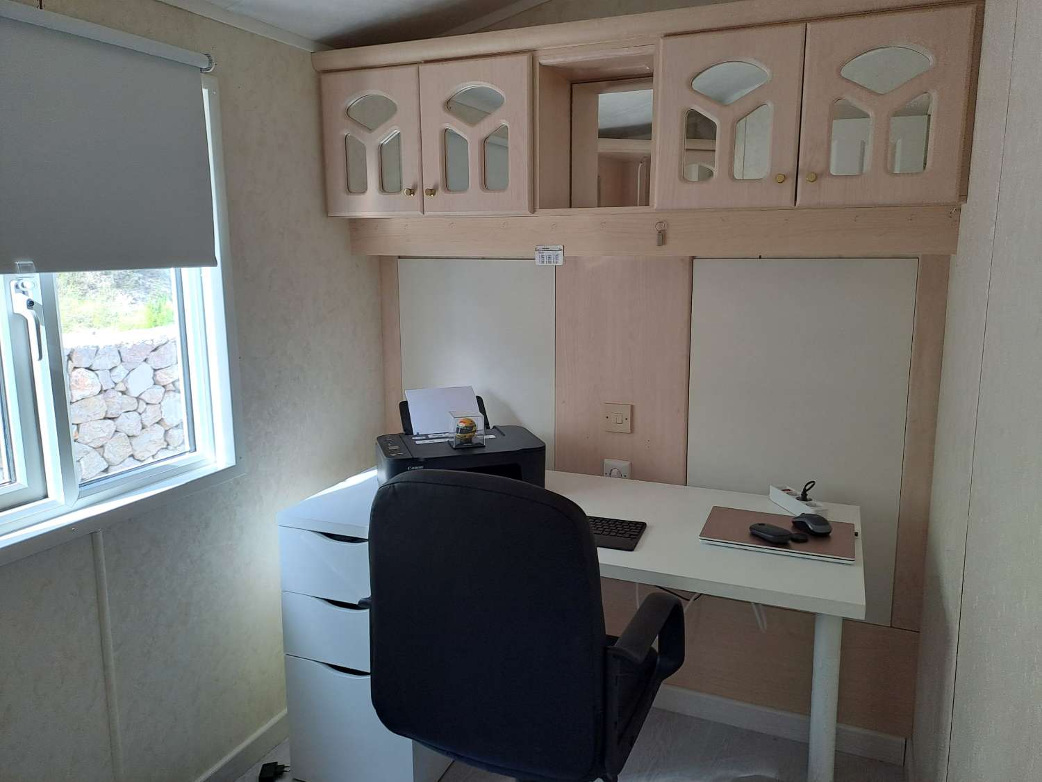 Fantastic Willeby Vogue with communal pool and bar