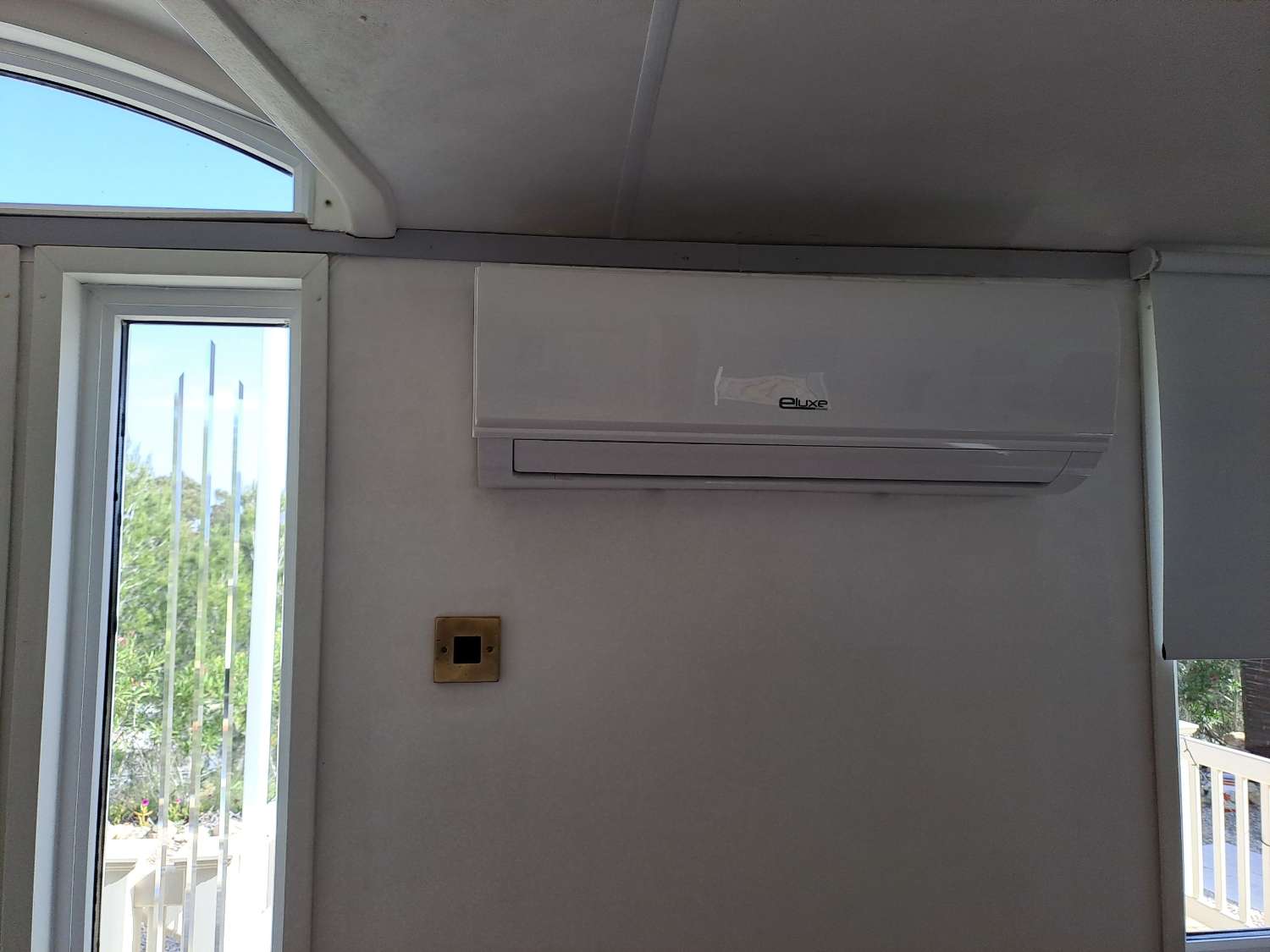 Fantastic Willeby Vogue with communal pool and bar