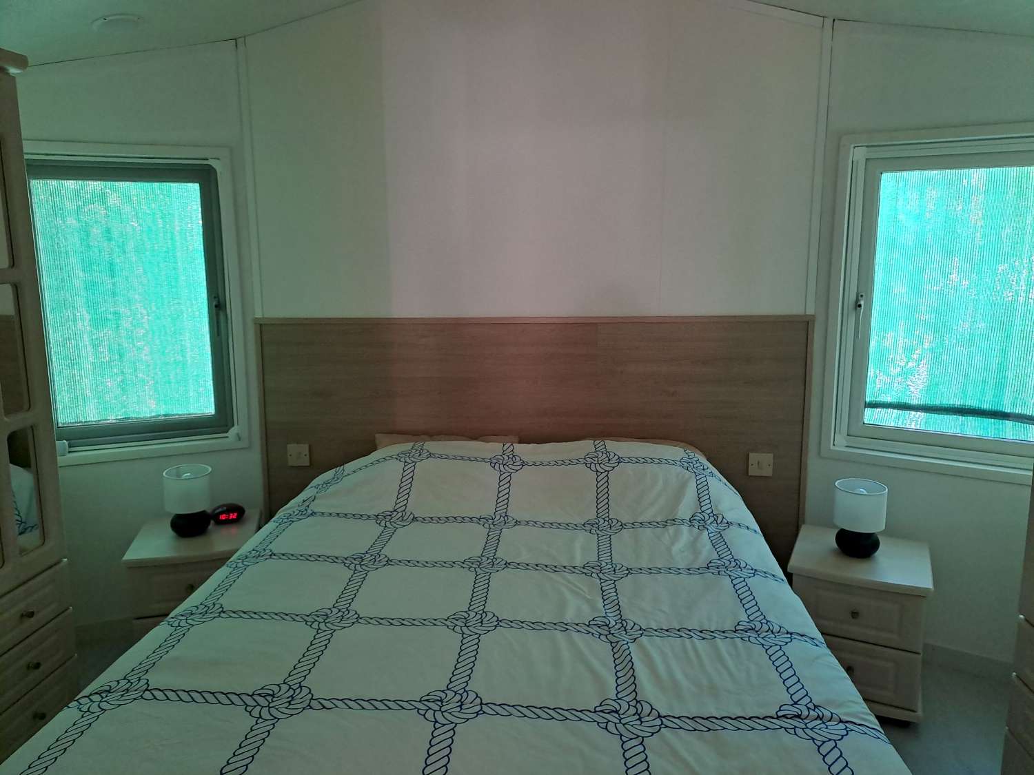 Fantastic Willeby Vogue with communal pool and bar