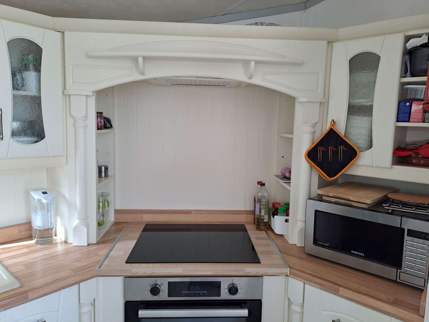 Fantastic Willeby Vogue with communal pool and bar