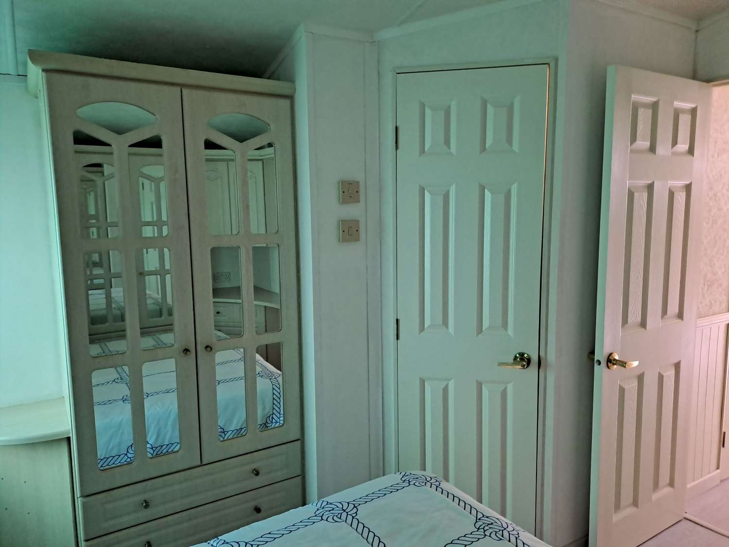 Fantastic Willeby Vogue with communal pool and bar