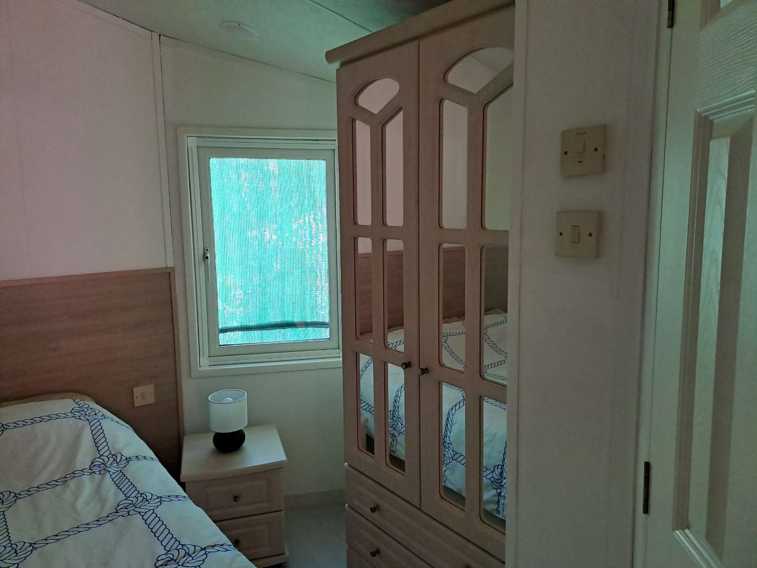 Fantastic Willeby Vogue with communal pool and bar