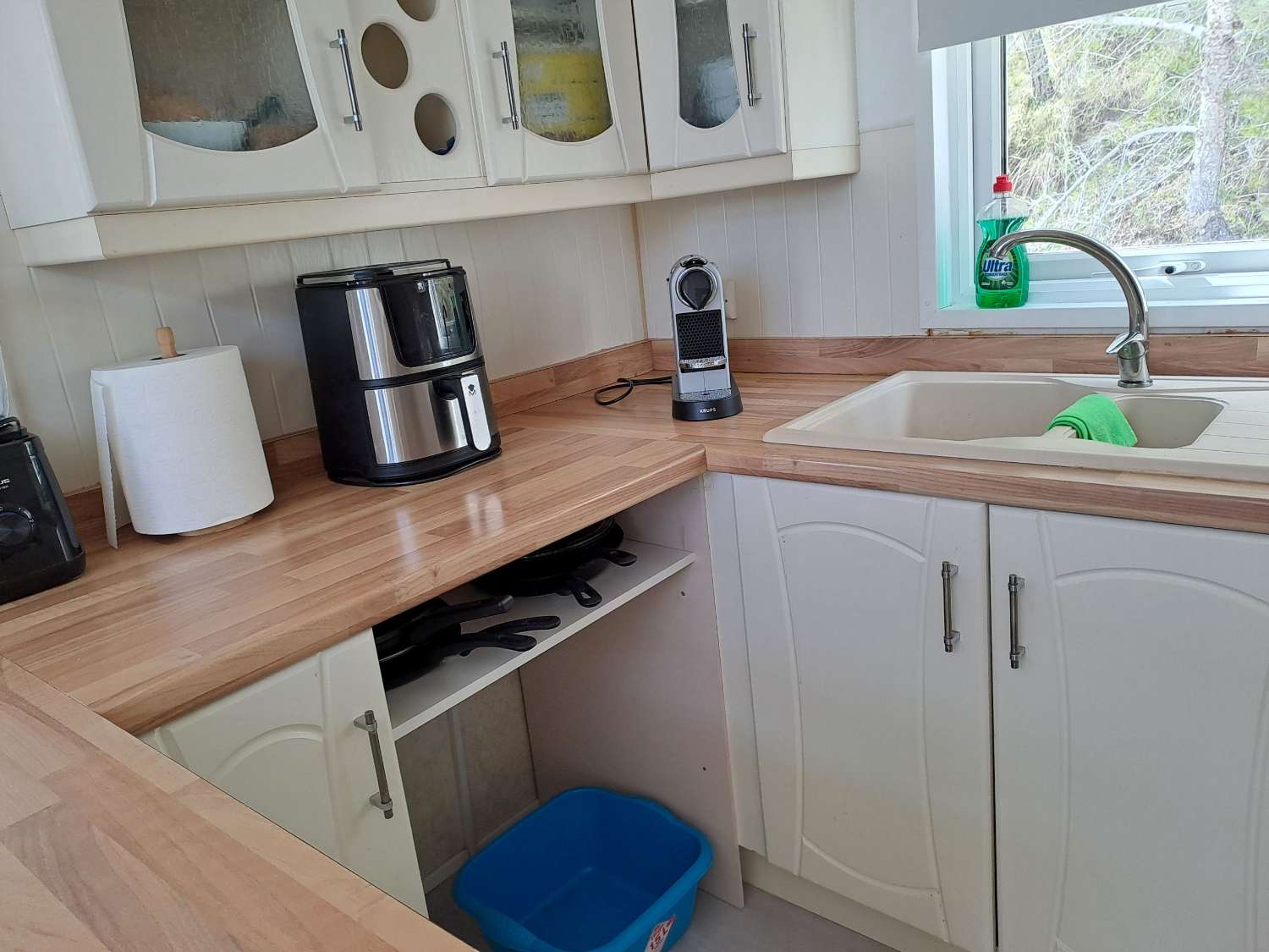 Fantastic Willeby Vogue with communal pool and bar