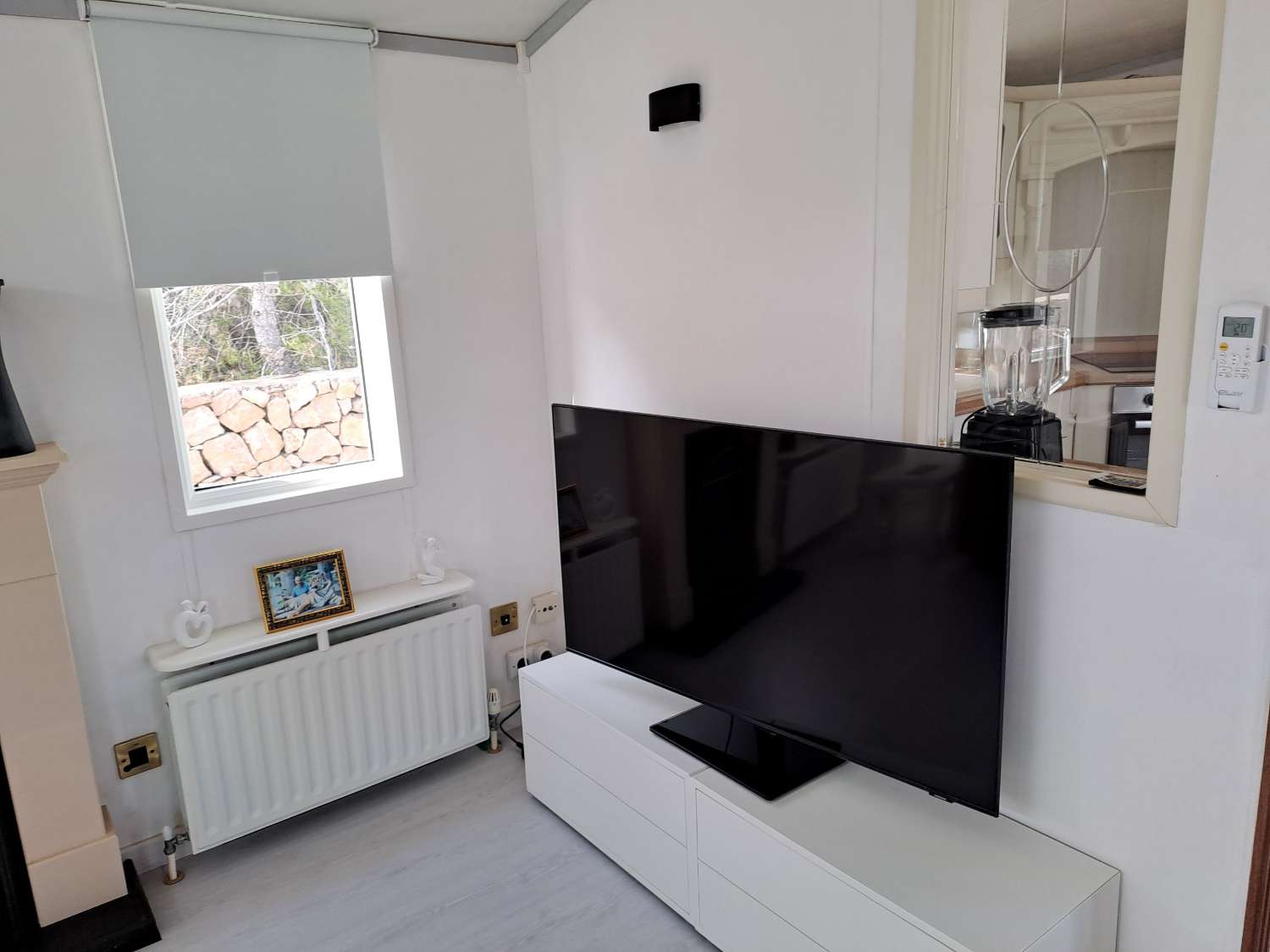 Fantastic Willeby Vogue with communal pool and bar