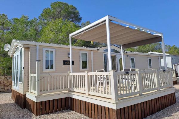 Fantastic Willeby Vogue with communal pool and bar