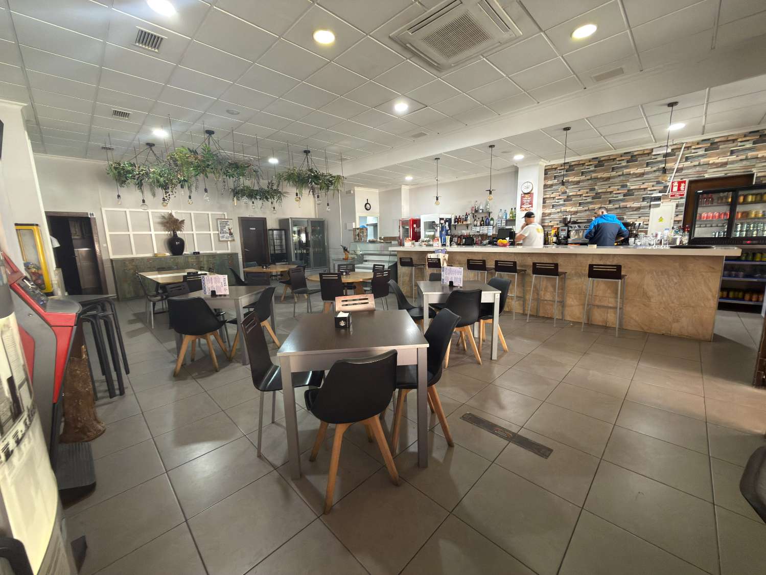 LEASEHOLD TRANSFER – Established Bar/Restaurant in Catral | Approx. 200m² | High Footfall Location