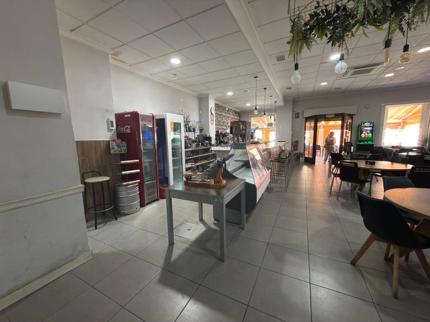 LEASEHOLD TRANSFER – Established Bar/Restaurant in Catral | Approx. 200m² | High Footfall Location