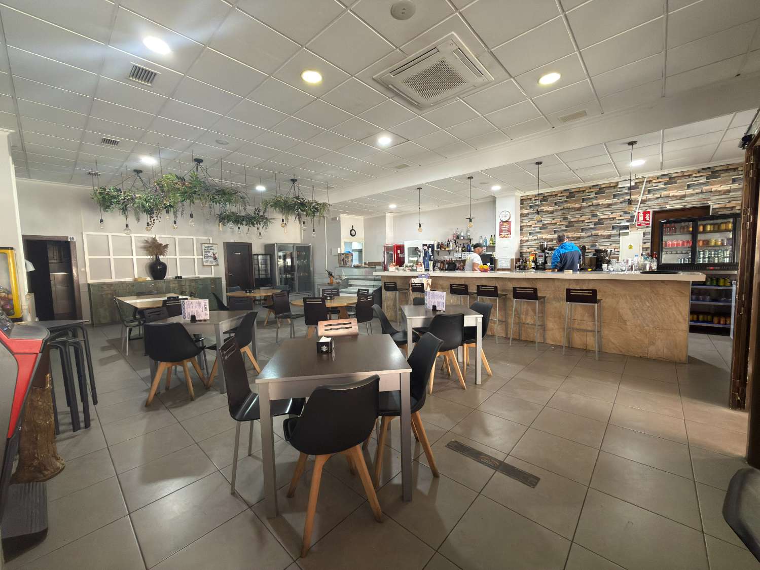 LEASEHOLD TRANSFER – Established Bar/Restaurant in Catral | Approx. 200m² | High Footfall Location