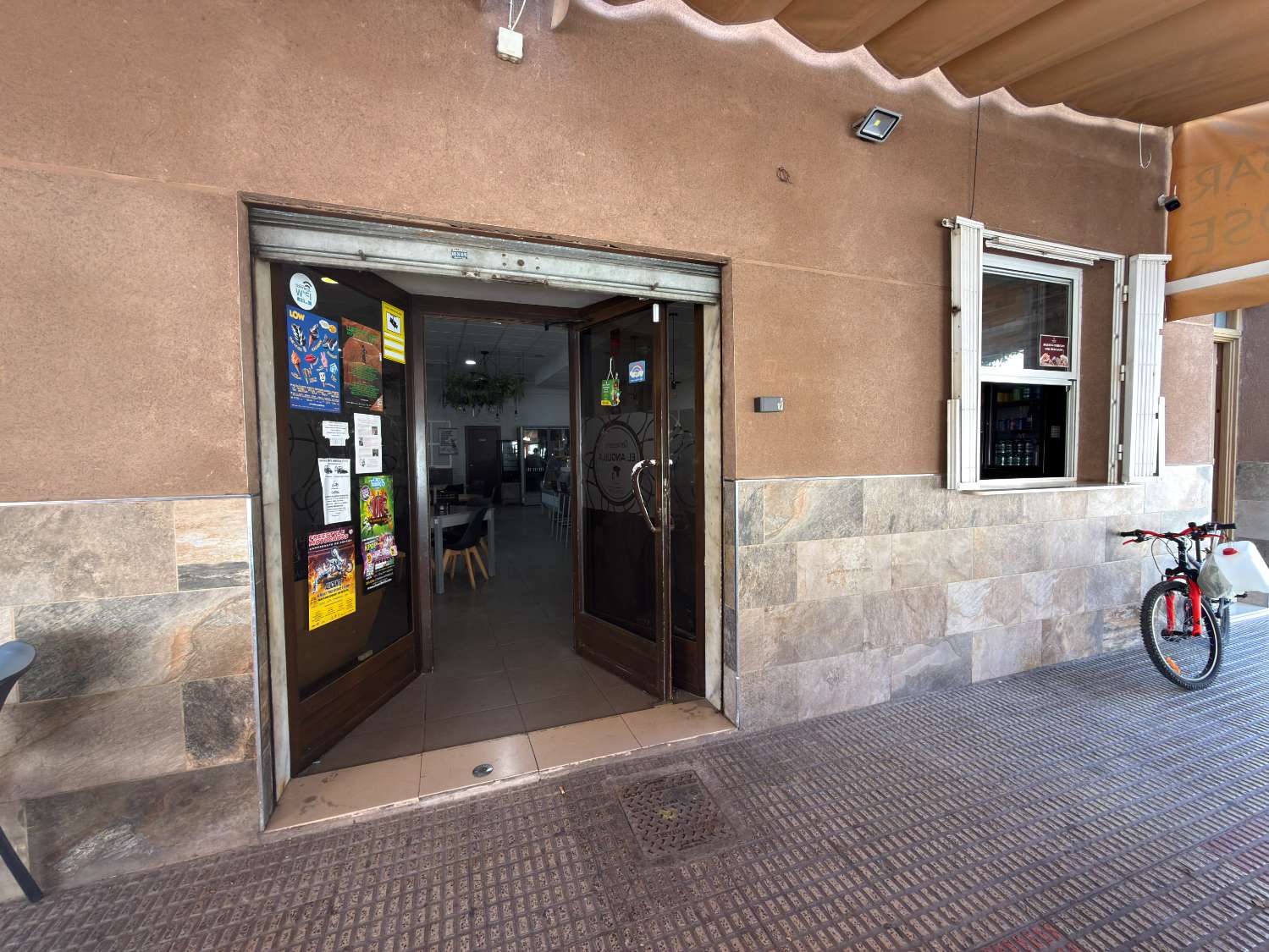 LEASEHOLD TRANSFER – Established Bar/Restaurant in Catral | Approx. 200m² | High Footfall Location