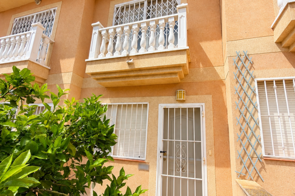 Beautifully Refurbished 2 Bedroom Townhouse with Communa...