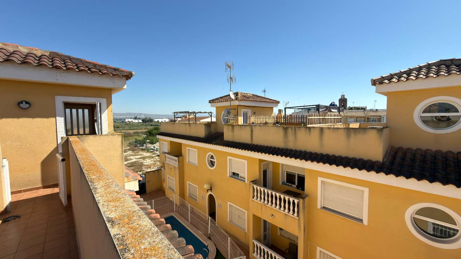 Beautiful 2 Bedroom Ground Floor Apartment with Private Solarium & Communal Pool in Catral